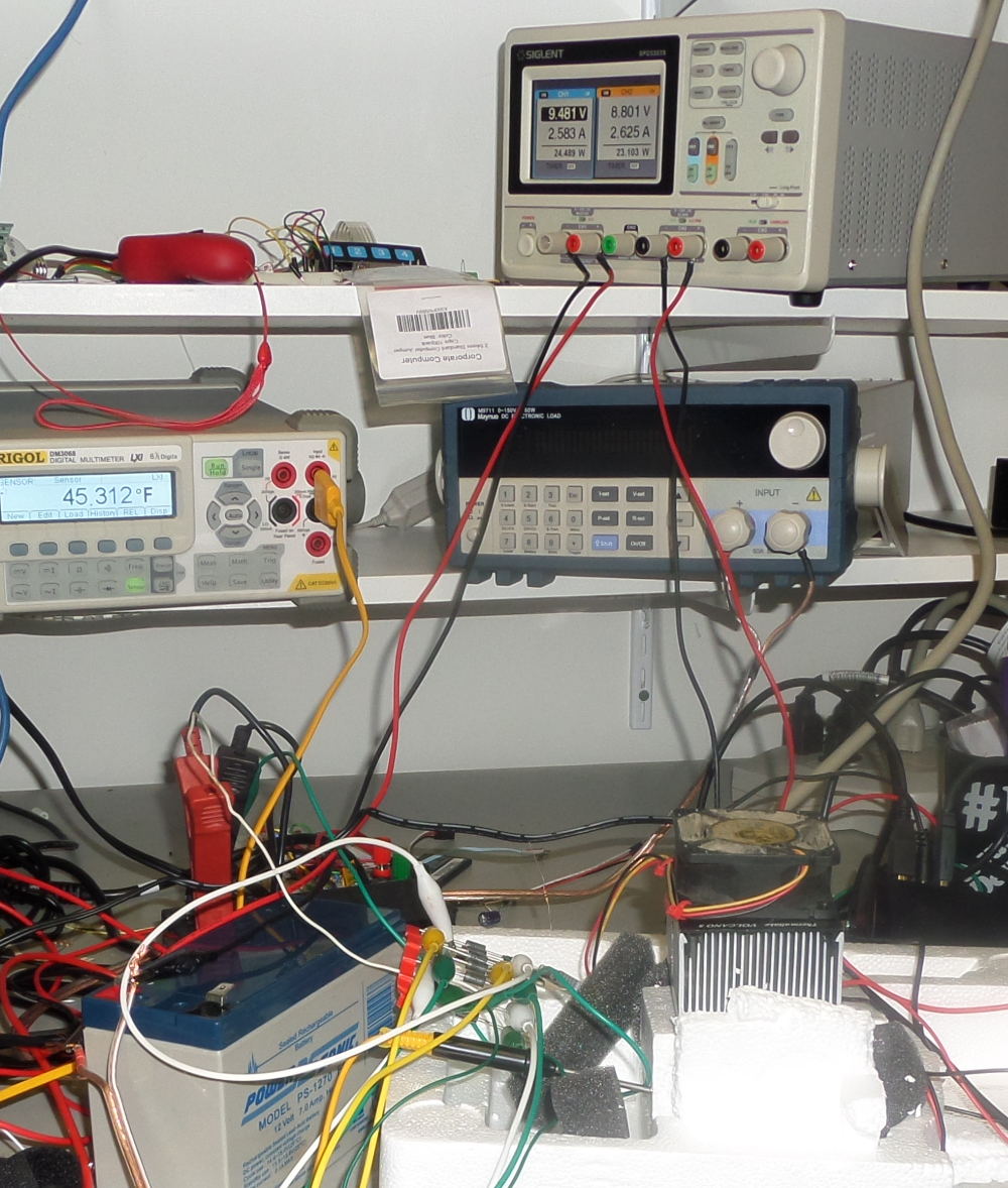 Peltier test setup with power supply and thermocouple monitor.